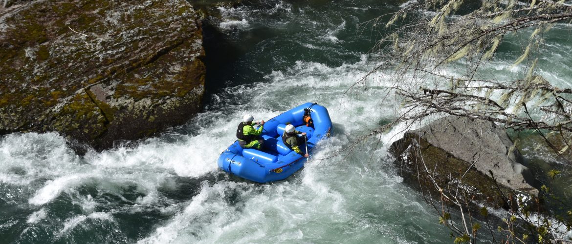 Whitewater rafting on the North Umpqua River in Oregon on class 4 pinball rapid